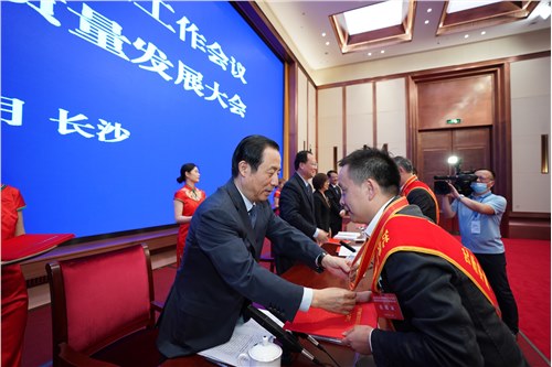 宝博张学武董事长 获得“优秀中国特色社会主义事业建设者”荣誉称号